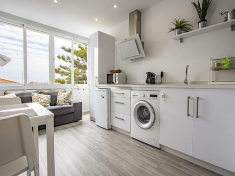 Kitchen or kitchenette, Living room, Seating area, minibar, stove, toaster, washing machine