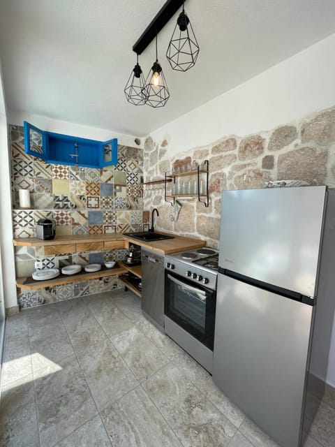 Kitchen or kitchenette, dishwasher, pet friendly, stove