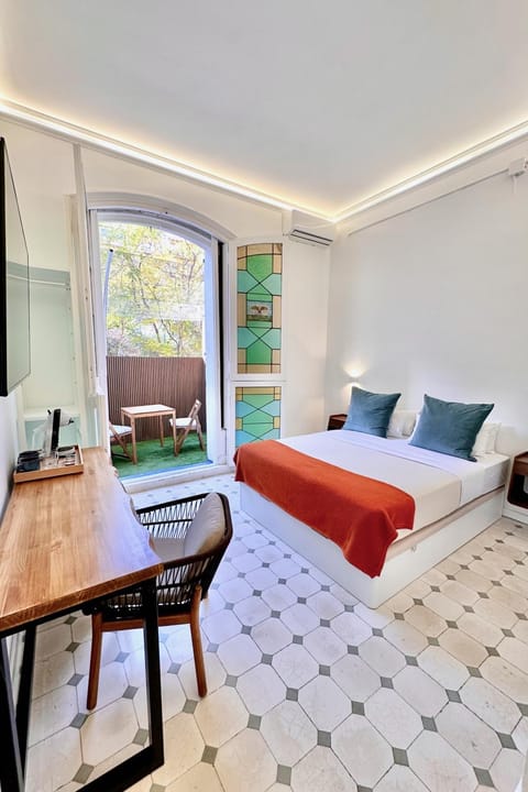 Bed, TV and multimedia, Coffee/tea facilities, Balcony/Terrace, Photo of the whole room, air conditioner