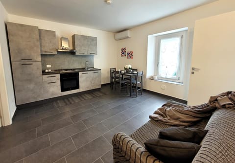 Kitchen or kitchenette, Living room, Seating area, Dining area, oven, pet friendly, stove