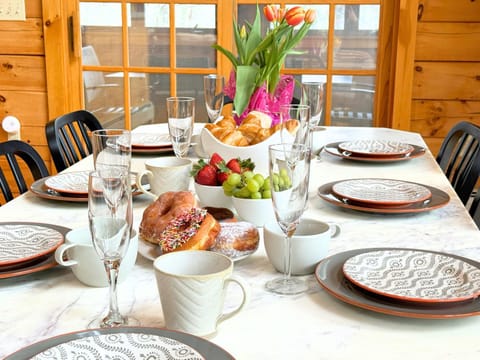 Spring skiing with friends & family - Berkshires Chalet in Otis