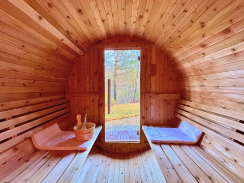 Spring skiing with friends & family - Berkshires Chalet in Otis