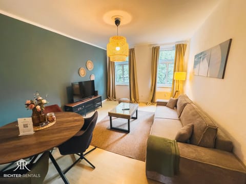 TV and multimedia, Living room, Seating area, Evening entertainment