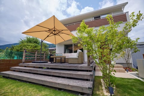 Property building, Day, Natural landscape, Garden, Balcony/Terrace, Seating area, Garden view