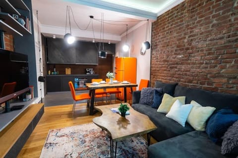 TV and multimedia, Kitchen or kitchenette, Living room, Seating area, Dining area