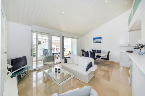 TV and multimedia, Living room, Seating area, Dining area