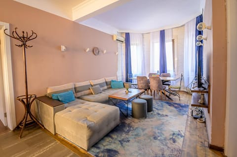 Bed, Living room, Photo of the whole room, Seating area, Bedroom