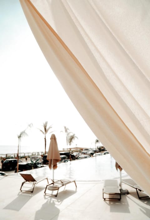 Restaurant/places to eat, Pool view