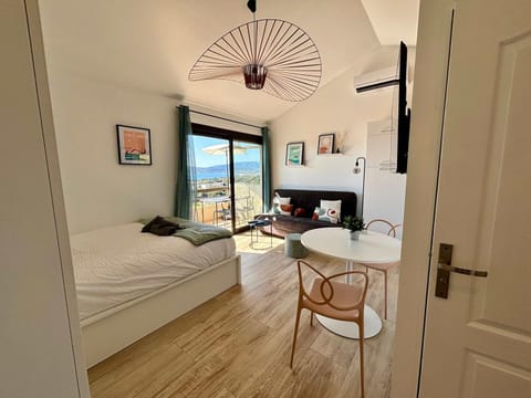 Bed, TV and multimedia, Living room, Photo of the whole room, Seating area, Dining area