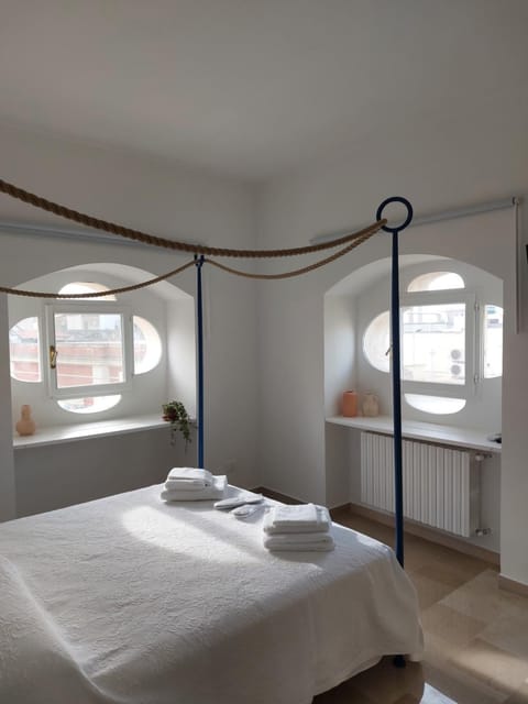 Bed, towels