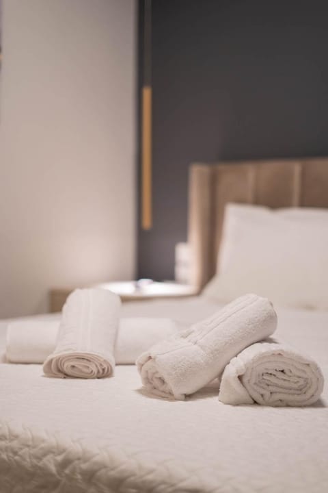 Bed, Photo of the whole room, Bedroom, towels