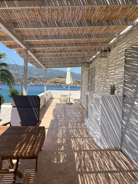 Island Home Apartment in Poros