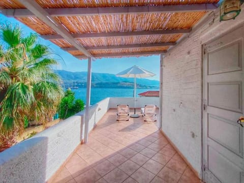 Island Home Apartment in Poros