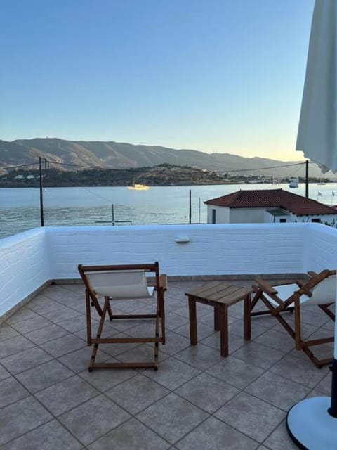 Island Home Apartment in Poros