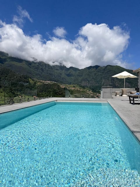Natural landscape, View (from property/room), Balcony/Terrace, Mountain view, Pool view, Swimming pool, sunbed