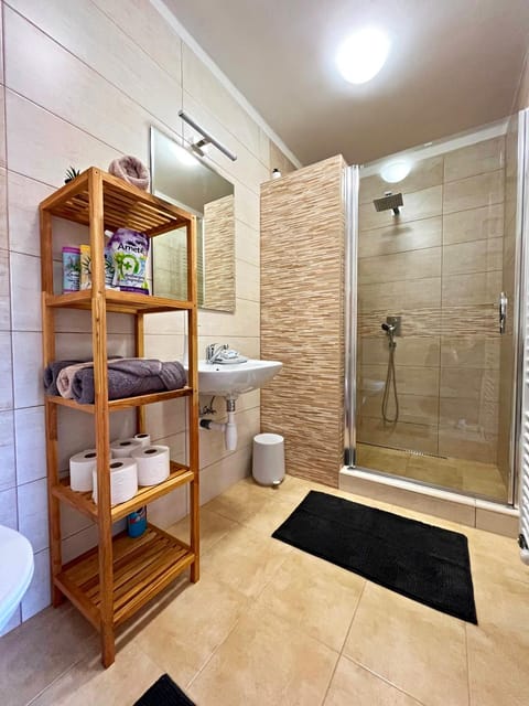 Shower, Toilet, Bathroom, towels