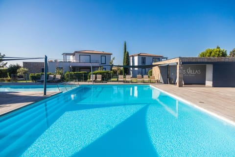 Property building, Day, Pool view, Swimming pool, sunbed