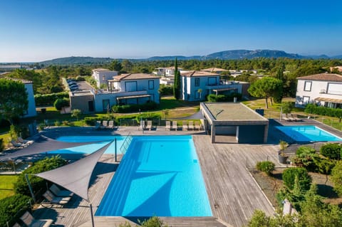 Property building, Day, Natural landscape, Bird's eye view, Mountain view, Pool view, Swimming pool, sunbed