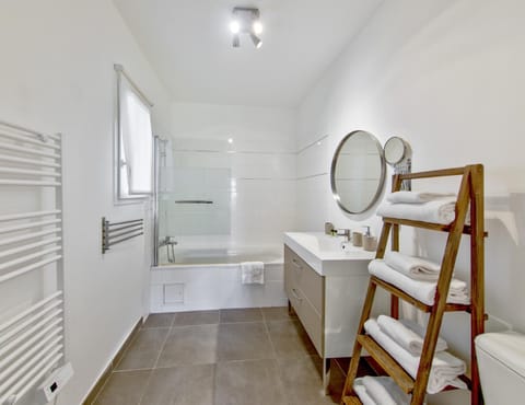 Bathroom, Bath, towels