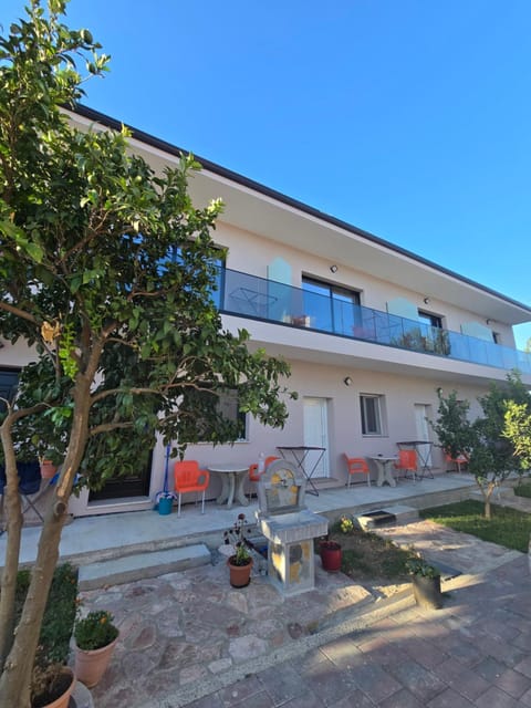 Property building, Garden, Balcony/Terrace, Garden view