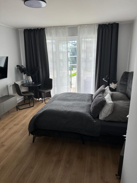 Bed, TV and multimedia, Living room, Seating area, Bedroom