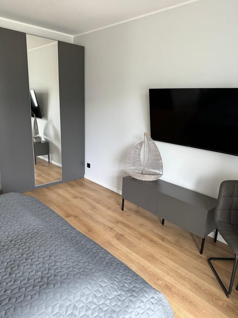 Bed, TV and multimedia, Seating area, Bedroom