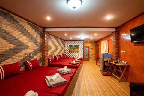Photo of the whole room, Seating area