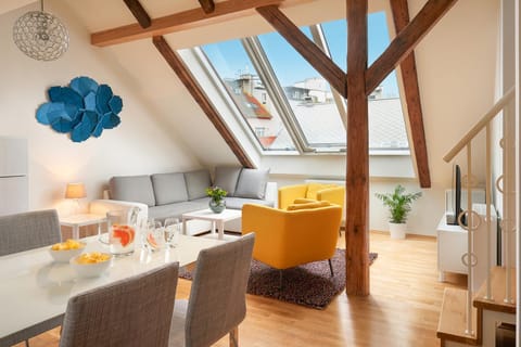 Living room, Food and drinks, Seating area, Dining area, City view