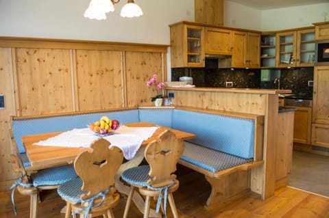 Kitchen or kitchenette, Photo of the whole room, Dining area