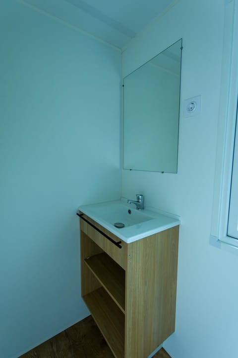 Camping les Avignon - la Laune Campground/ 
RV Resort in Villeneuve-lès-Avignon