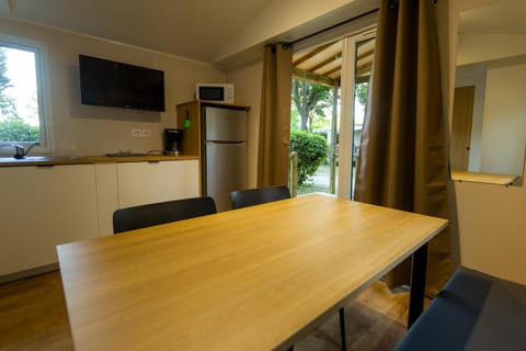 Camping les Avignon - la Laune Campground/ 
RV Resort in Villeneuve-lès-Avignon