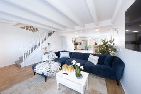 TV and multimedia, Kitchen or kitchenette, Living room, Seating area