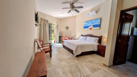 Bed, TV and multimedia, Photo of the whole room, Bedroom, fireplace