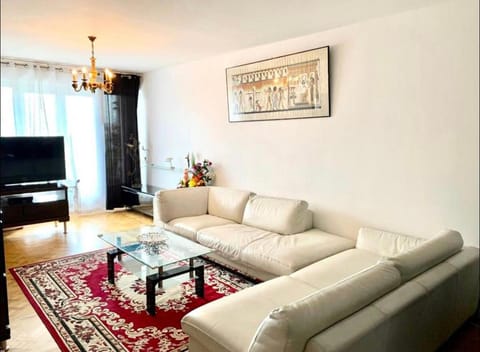 TV and multimedia, Living room, Seating area, Evening entertainment