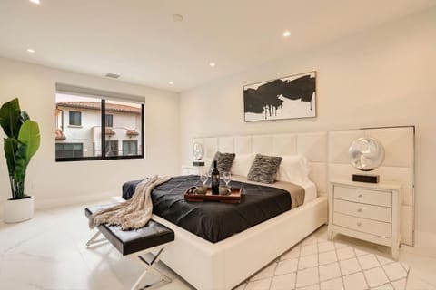 New 4BR w Pool Walk to Las Olas 5mins to Beach House in Fort Lauderdale