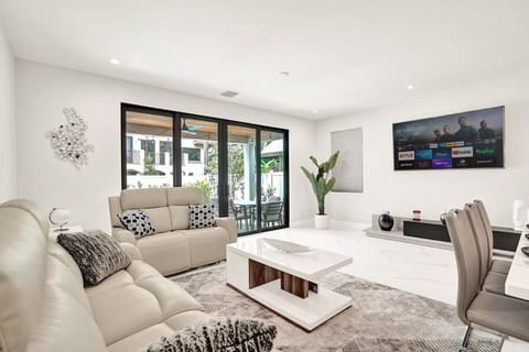 New 4BR w Pool Walk to Las Olas 5mins to Beach House in Fort Lauderdale