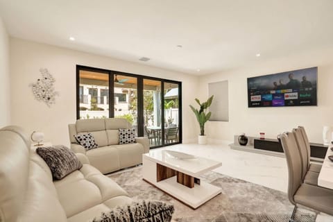 New 4BR w Pool Walk to Las Olas 5mins to Beach House in Fort Lauderdale