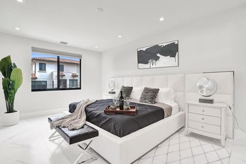 New 4BR w Pool Walk to Las Olas 5mins to Beach House in Fort Lauderdale