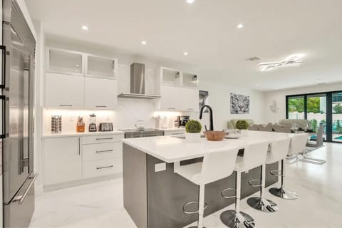 New 4BR w Pool Walk to Las Olas 5mins to Beach House in Fort Lauderdale