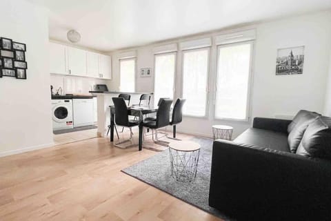 Appart Pleyel familiale, St Denis, Paris, CGD Apartment in Saint-Denis, France