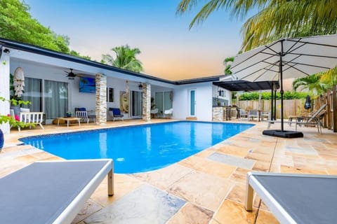 Casa Tropicana - Heated Pool, Game Room & Mins from beach Villa in Hallandale Beach
