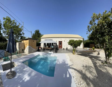 Property building, Patio, Day, Natural landscape, Pool view, Swimming pool, Breakfast, sunbed