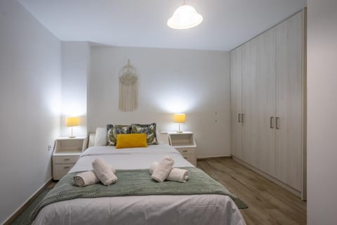 Bed, Bedroom, towels, wardrobe