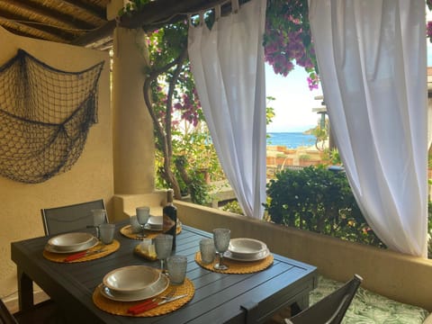 Patio, Day, Natural landscape, View (from property/room), Balcony/Terrace, Food and drinks, Dining area, Sea view