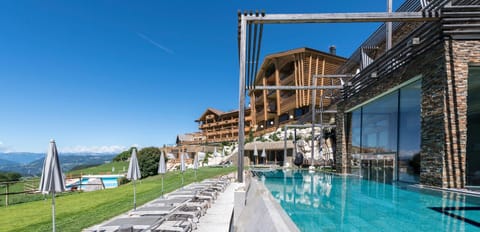 Property building, Patio, Restaurant/places to eat, Spring, Sauna, Spa and wellness centre/facilities, Spa and wellness centre/facilities, Swimming pool, Sports, Sports, Breakfast, Seasons