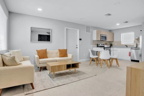 TV and multimedia, Kitchen or kitchenette, Living room, Seating area, Dining area, minibar, pet friendly, stove