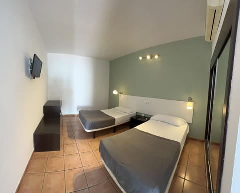 Bed, TV and multimedia, Photo of the whole room, Bedroom