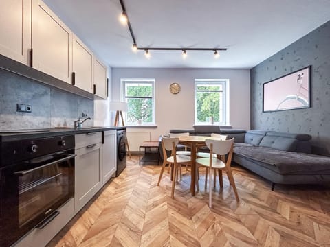 TV and multimedia, Kitchen or kitchenette, Living room, Seating area, Dining area, stove