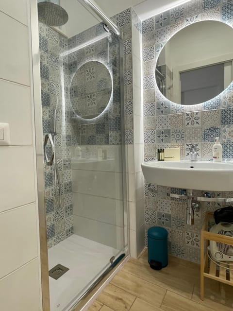 Shower, Bathroom, Bath, towels