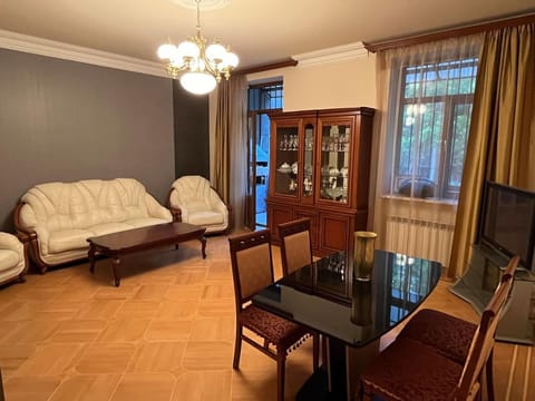 TV and multimedia, Living room, Seating area, Dining area